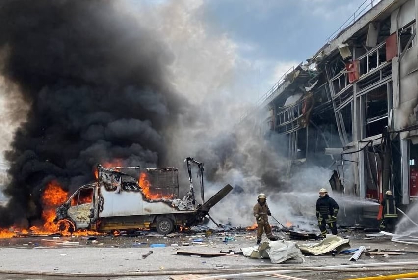 Пожар Харьков: Крупный пожар на складе, вызванный обстрелом, потушен спасателями